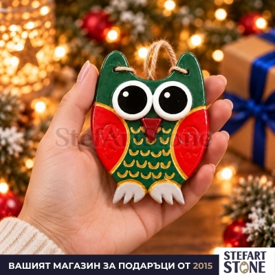 Ръчно изработена коледна играчка зелен бухал от глина в ръка