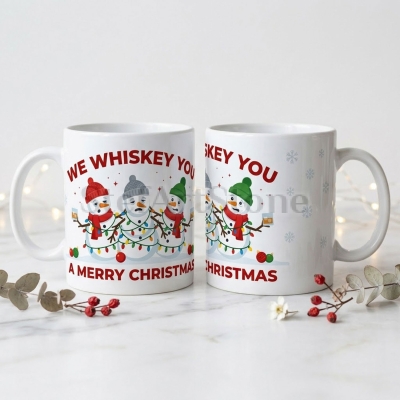 Два изгледа на една забавна коледна чаша със снежни човеци и надпис We Whiskey You a Merry Christmas